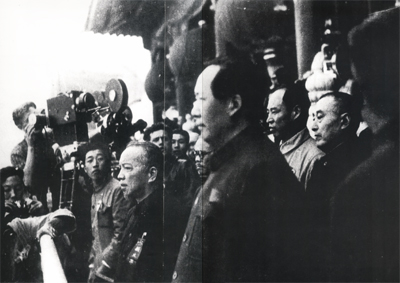 19491013ʱ׶30Ⱥ찲Ź㳡¡ؾп䡣ë棬ȫׯл񹲺͹Ӵˣйʷʼһ¼ԪͼΪʱ찲ų¥ϵľǰë󶫣桢ࡣ